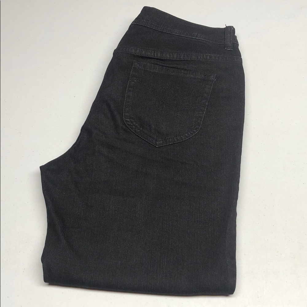 LIKE NEW ADDITIONS BY CHICOS BLACK CAPRI JEANS 28x22 ⭐️